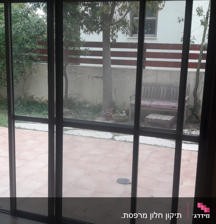 דלת זכוכית גדולה עם מסגרת מתכת שחורה